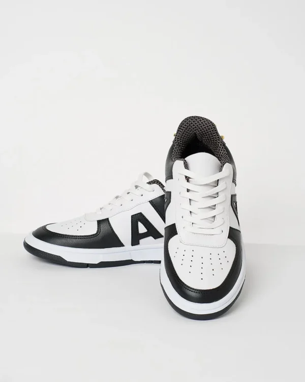 Sneakers black white